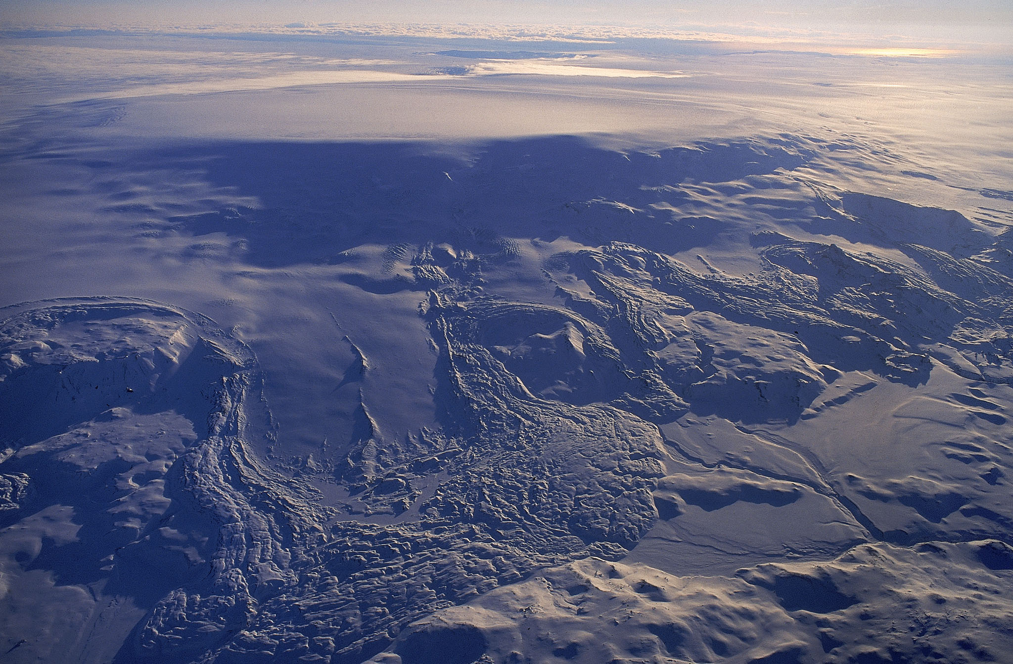 An aerial photo of the Vatnajökull glacier directly above the Bárðarbunga volcano, showing its ice-filled caldera.