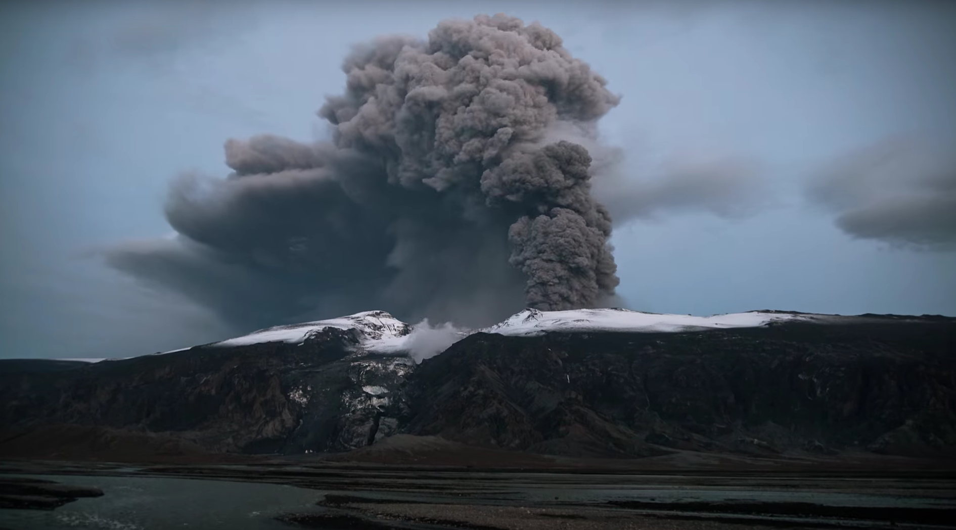 A photo of the 2010 Eyjafjallajökull eruption producing a plume of volcanic ash.